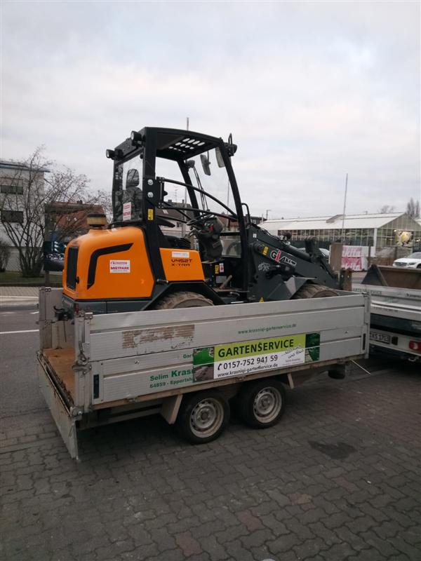 Radlader auf dem Anhänger