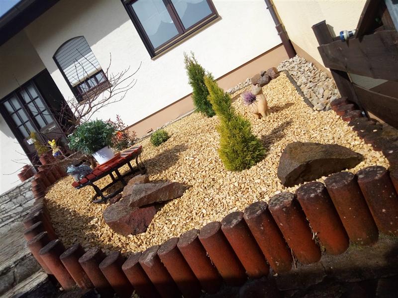 Steingarten mit Kies und Findlingen