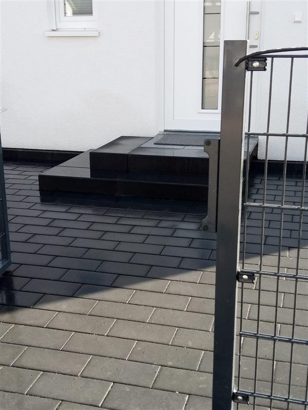 Eingangsbereich mit Pflaster