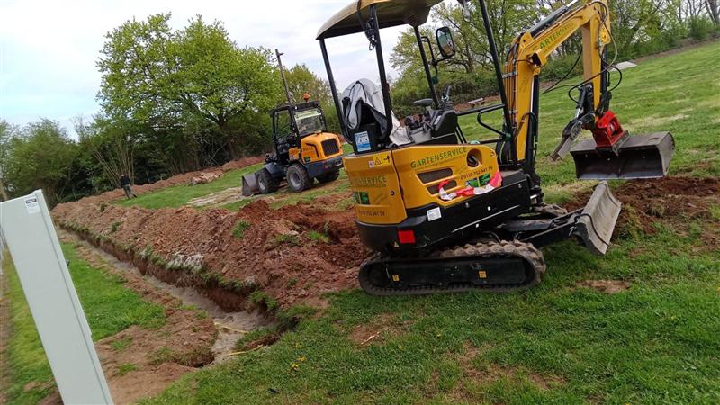 Minibagger und Radlader im Einsatz