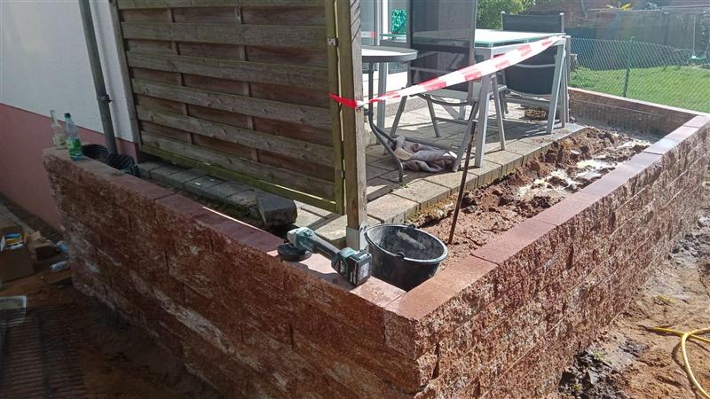 Mauer rund um die Terrasse