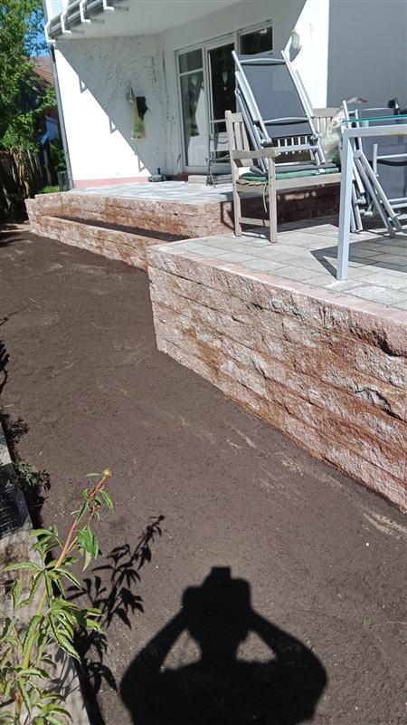 Mauer entlang der Terrasse