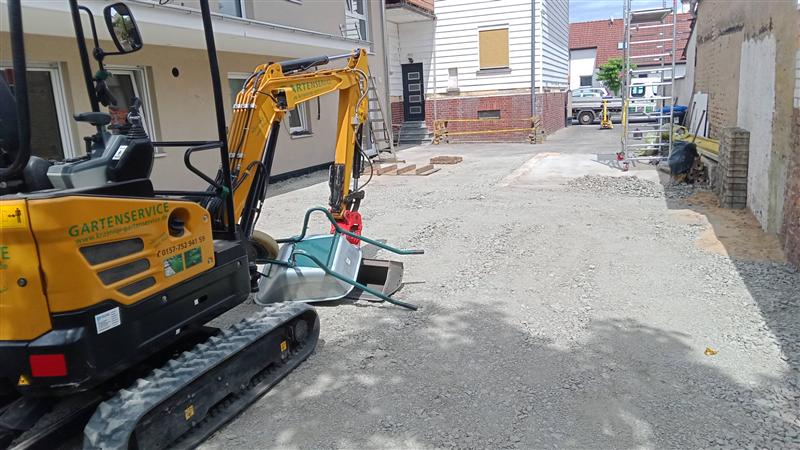 Minibagger beim Schotterunterbau