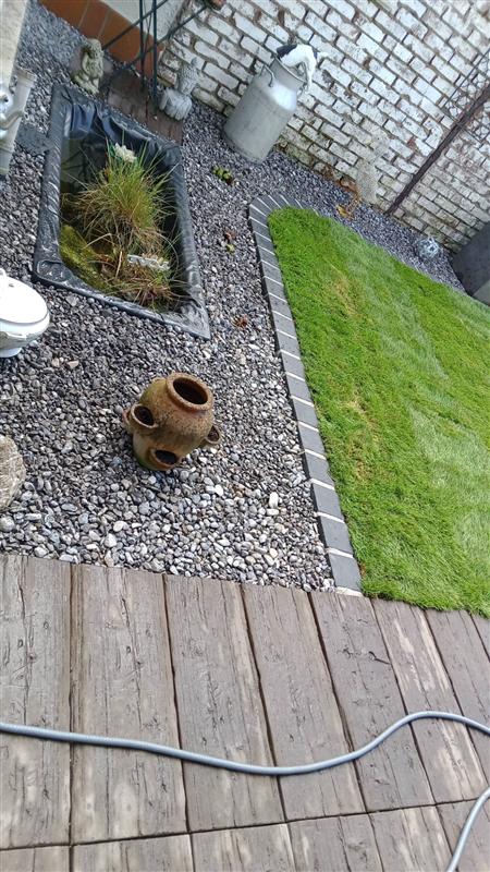 Rasen mit Kiesbeet und Einfassung