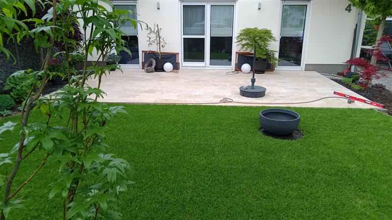 Neuer Rasen vor der Terrasse