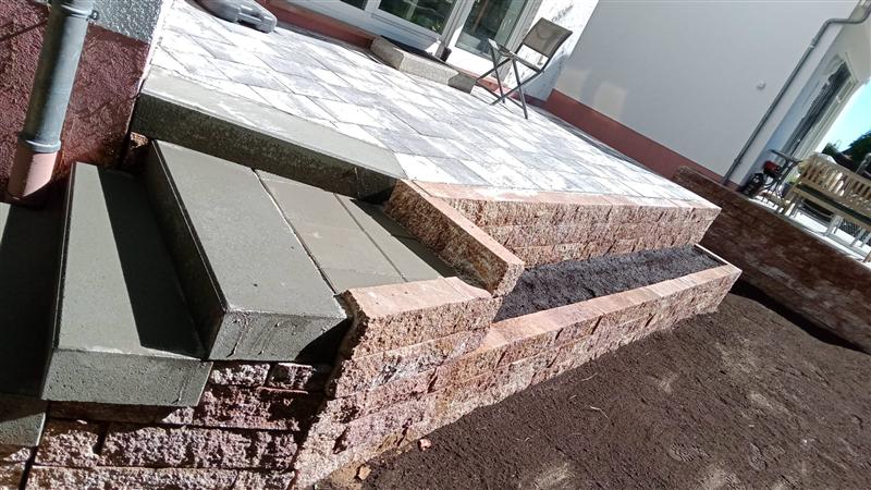 Treppe und Mauer am Hauseingang